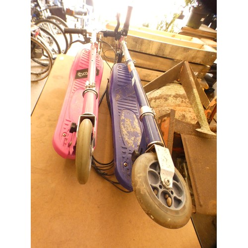 2337A - 2 Pink and blue scooters