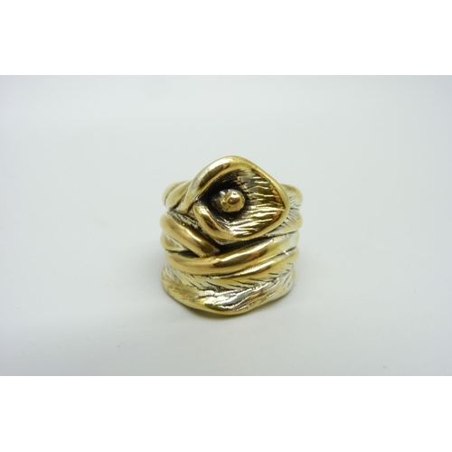 1090 - A silver gilt ring, K/L