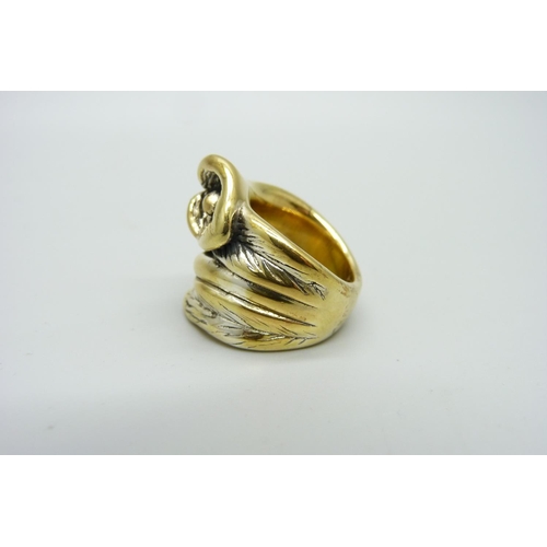 1090 - A silver gilt ring, K/L