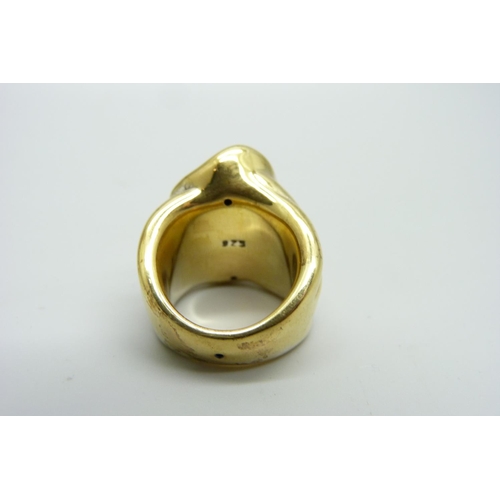 1090 - A silver gilt ring, K/L