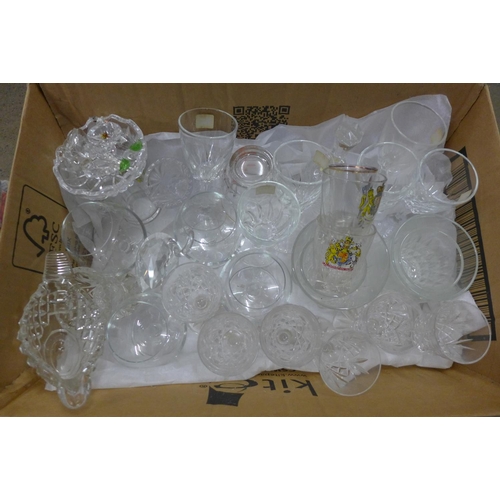 1095 - A box of assorted glassware  **PLEASE NOTE THIS LOT IS NOT ELIGIBLE FOR POSTING AND PACKING**