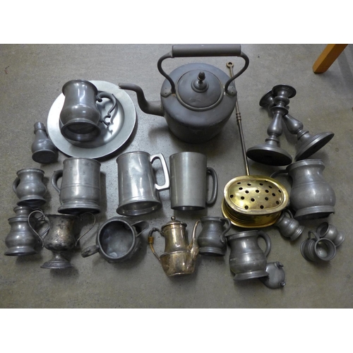 1107 - A collection of pewter and other metalware, including a copper kettle