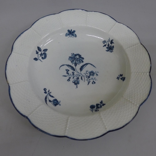 622 - An 18th Century Worcester porcelain dish with blue crescent mark, circa 1780, 9