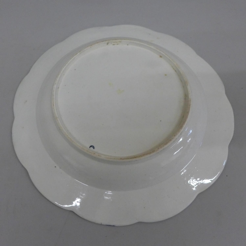 622 - An 18th Century Worcester porcelain dish with blue crescent mark, circa 1780, 9