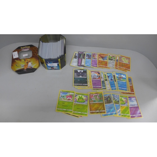 635 - 30 Reverse holo & 300 rare/uncommon and common Pokemon cards in tin