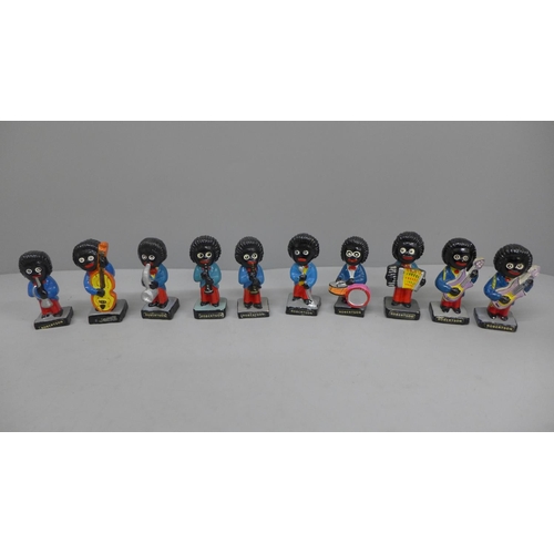 646 - Robertsons band figures