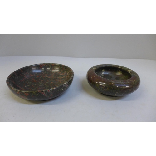 652 - Two serpentine bowls, 95mm and 115mm diameter