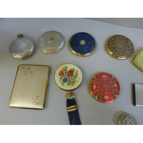 660 - Fourteen compacts, purse mirrors and cigarette case