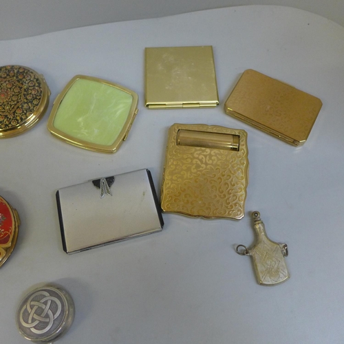 660 - Fourteen compacts, purse mirrors and cigarette case