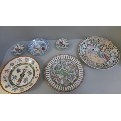 671 - A collection of Chinese famille rose plates and other Chinese plates and dishes (7)