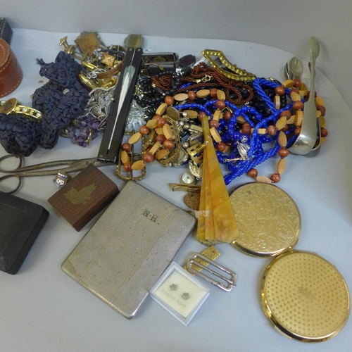 673 - Compacts, vintage jewellery boxes and costume jewellery