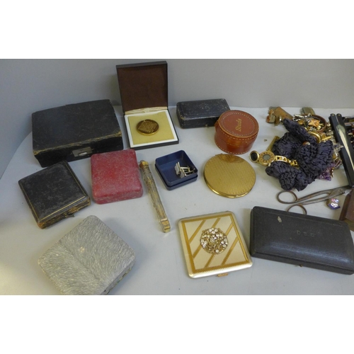 673 - Compacts, vintage jewellery boxes and costume jewellery