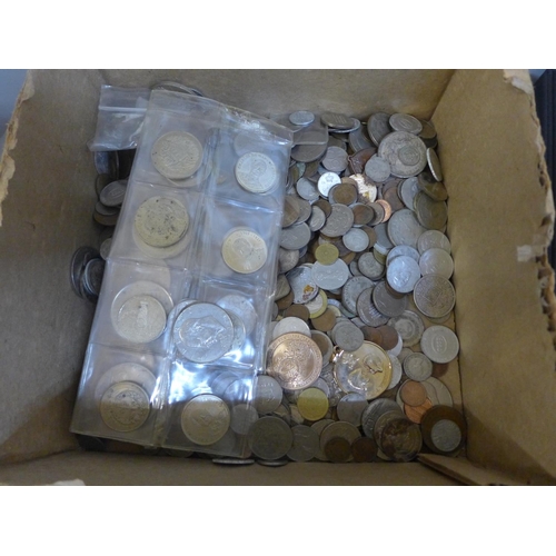 677 - A collection of world coins in box and album, a collection of banknotes, Japanese Government Issue, ... 