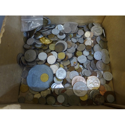 677 - A collection of world coins in box and album, a collection of banknotes, Japanese Government Issue, ... 