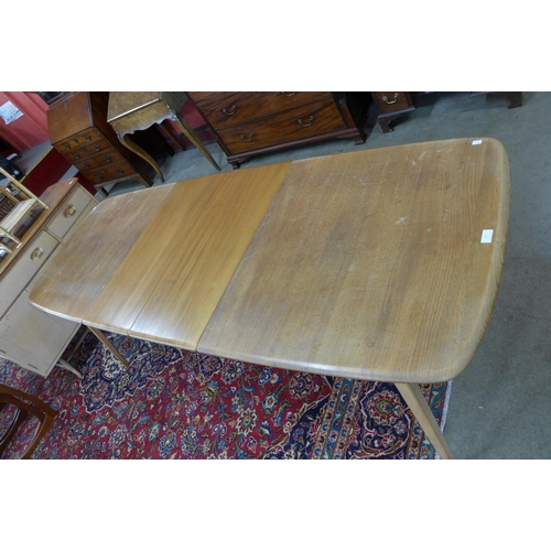 12 - An Ercol Blonde elm and beech Grand Windsor extending dining table