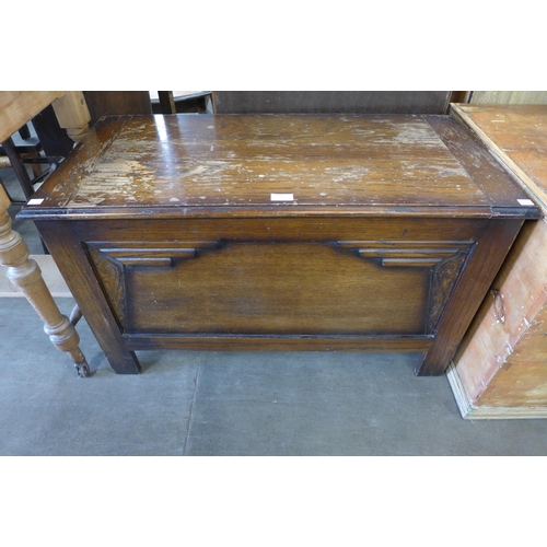 256 - An oak blanket box