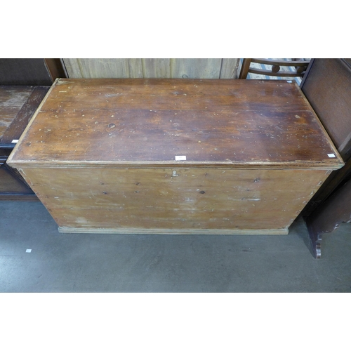 257 - A Victorian pine blanket chest