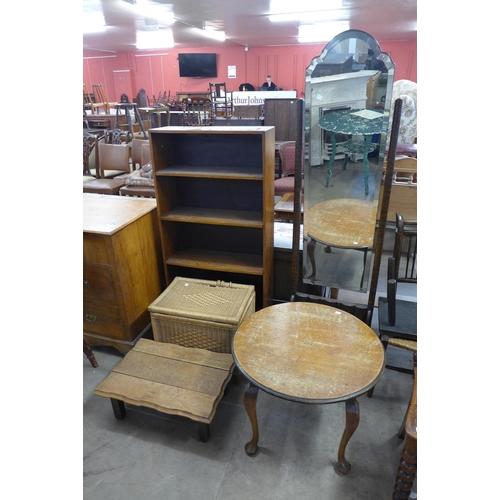 281 - An oak bookcase, an Art Deco oak cheval mirror, etc. (5)