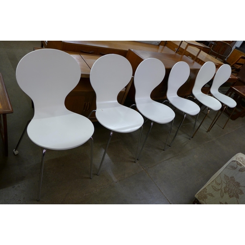 40D - A set of four Arne Jacobsen style white bent ply wood and chrome chairs and two similar