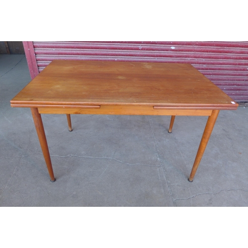 40E - A Danish MK teak extending dining table