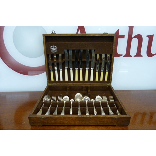 425 - An oak cased canteen of plated cutlery