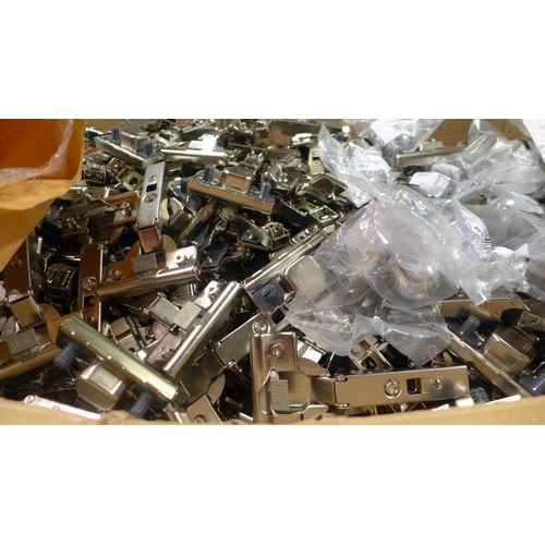 3082 - Quantity of latches, knobs and hinges ( 389-170)  * This lot is subject to vat