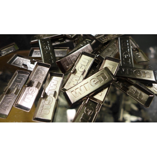 3082 - Quantity of latches, knobs and hinges ( 389-170)  * This lot is subject to vat