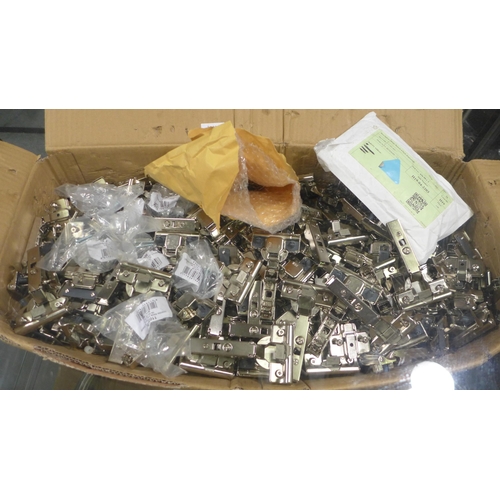 3082 - Quantity of latches, knobs and hinges ( 389-170)  * This lot is subject to vat