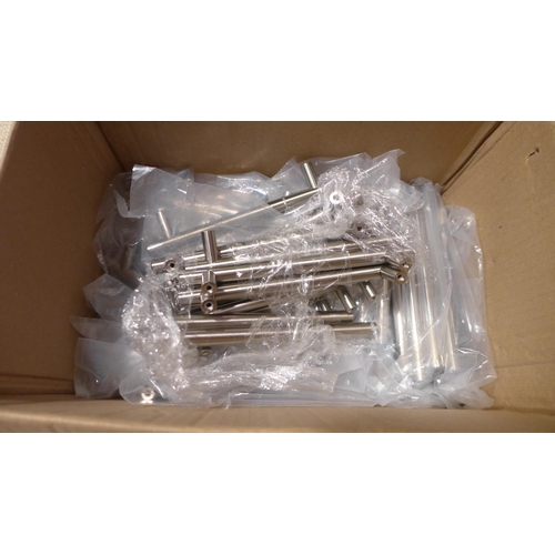 3084 - Quantity of Drawer/Cupboard handles ( 389-174)  * This lot is subject to vat