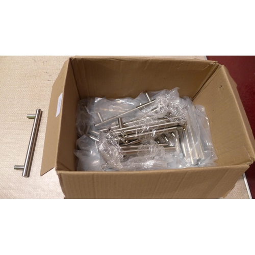 3084 - Quantity of Drawer/Cupboard handles ( 389-174)  * This lot is subject to vat