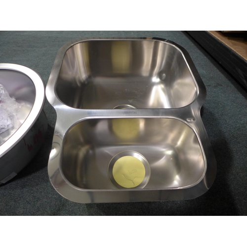 3103 - Two Stainless steel sinks - Mixed Style and Size (384-135)    * This lot is subject to vat