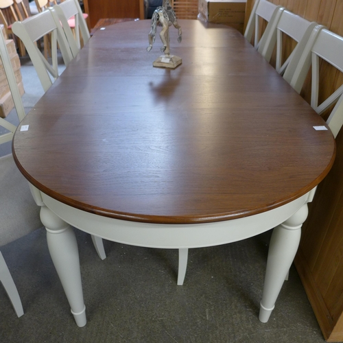 1475 - A dark oak top and white painted oval extending dining table with a set of six dining chairs