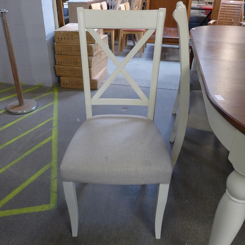 1475 - A dark oak top and white painted oval extending dining table with a set of six dining chairs