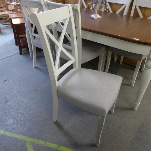 1475 - A dark oak top and white painted oval extending dining table with a set of six dining chairs