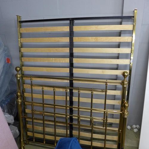 1566 - A brass kingsize bed frame with head and foot boards