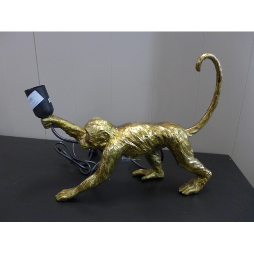 1338 - A gold crawling monkey table lamp