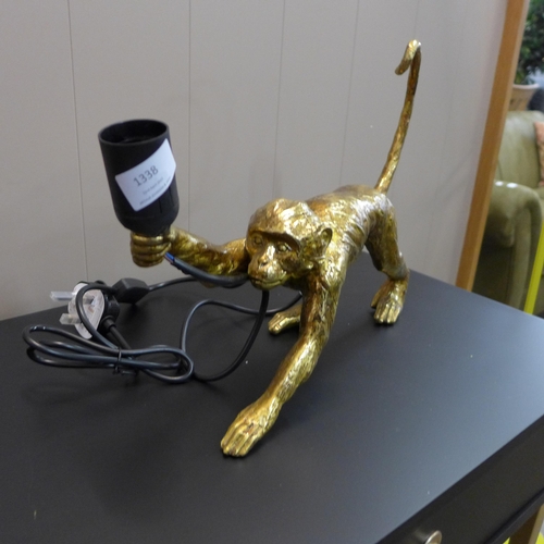 1338 - A gold crawling monkey table lamp