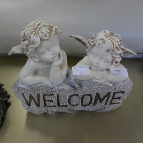 1453 - A Raphaels angels welcome sign