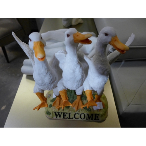 1455 - A design Toscano delightful dancing ducks welcome sign