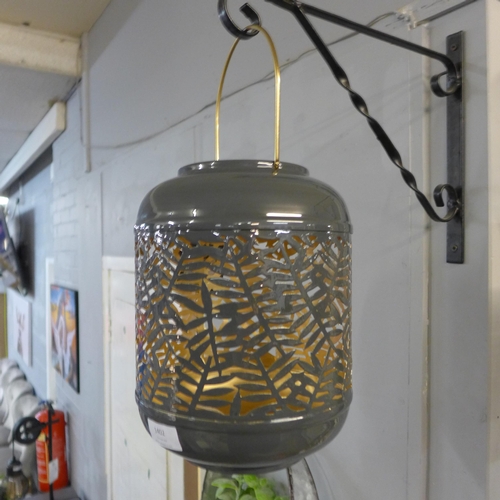 1402 - A leaf design lantern, H 26cms (SY008511)   #