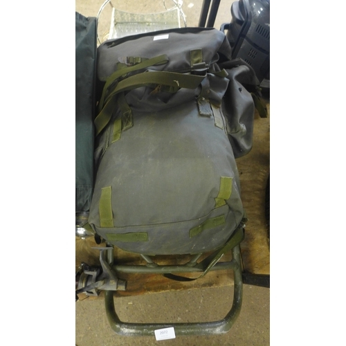 2072 - Army ruck sack with camo nets