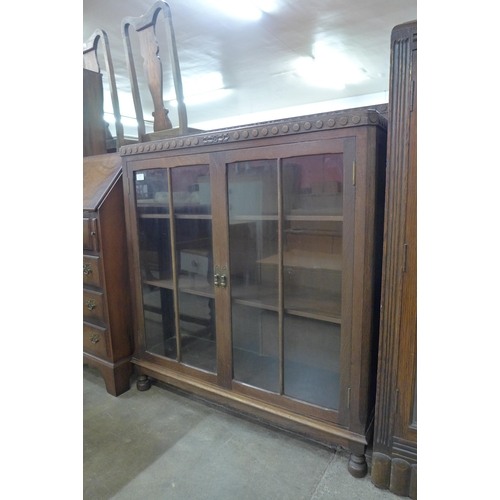 116 - An early 20th Century oak two door bookcase