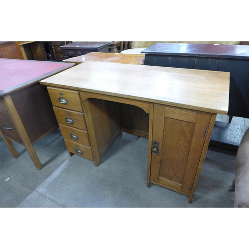 180 - An early 20th Century oak desk