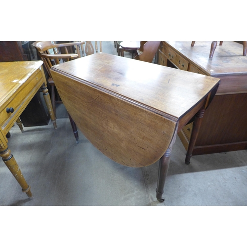 195 - A George IV mahogany drop leaf dining table