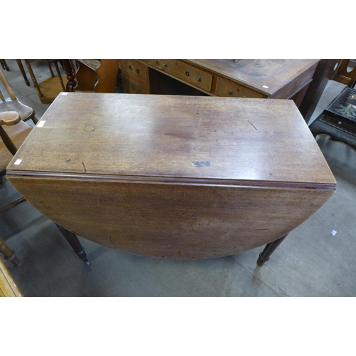 195 - A George IV mahogany drop leaf dining table