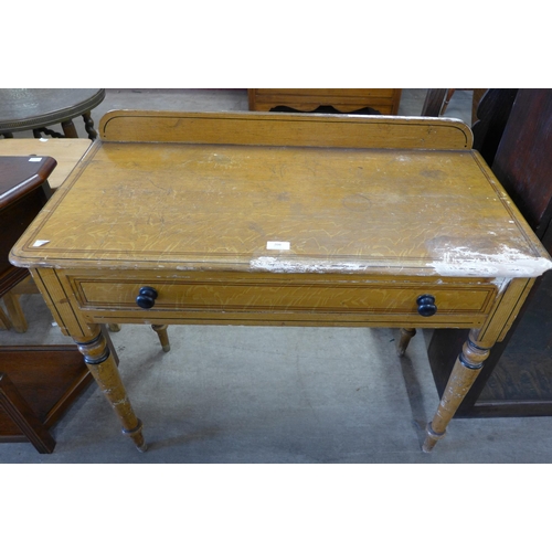 208 - A Victorian scumbled pine single drawer kitchen table