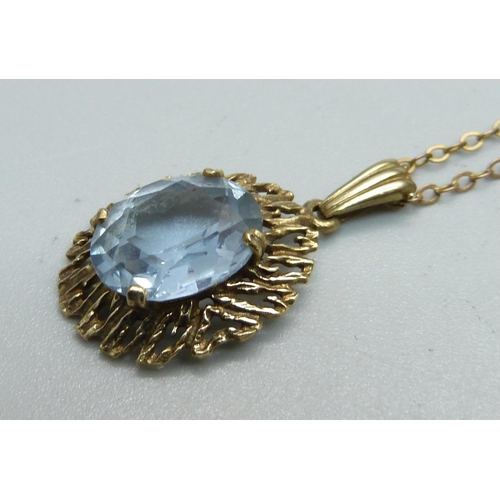 1012 - A 9ct gold and blue stone pendant and chain, 3.5g