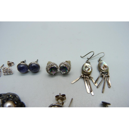 1031 - A collection of earrings