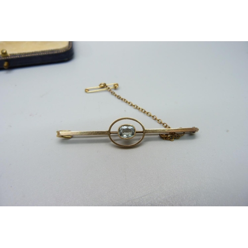 1047 - A 15ct gold and stone set brooch, 3.7g