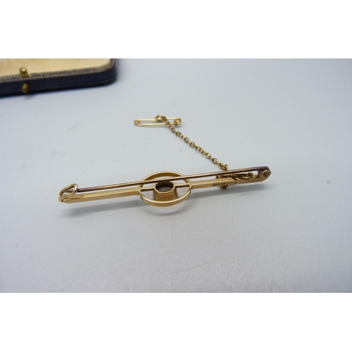 1047 - A 15ct gold and stone set brooch, 3.7g